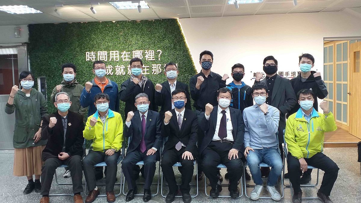 「新北資訊國手培育中心」昨啟用，新北市教育局長張明文（前左四）、勞動部常務次長林三貴（前左三）到場嘉勉相關人士。 圖：新北市教育局提供