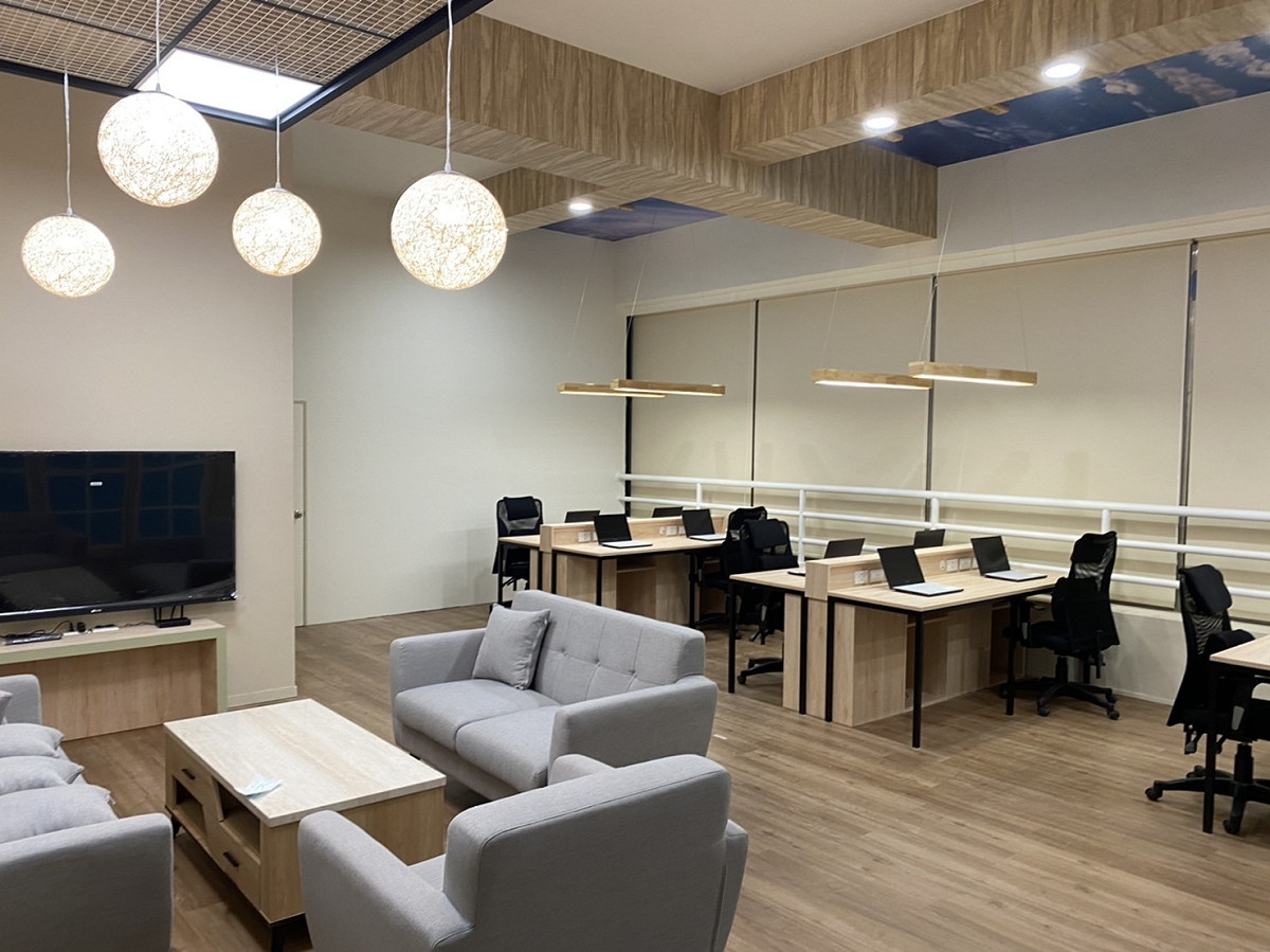 新北高工資訊科啟用媲美咖啡廳的殿堂級「資訊國手培訓中心」。 圖：新北市教育局提供
