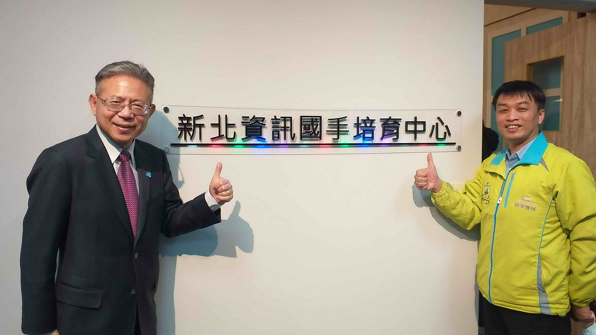 勞動部常務次長林三貴（左）到新北高工資訊國手培育中心打氣。 圖：新北市教育局提供