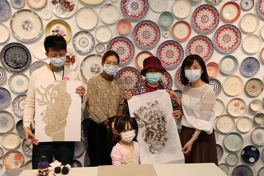 三鶯社區藝術共創成果展，新北文化局專委陳春美 (右一)、藝術家劉書妤 (左二)與策展人林書豪 (左一)以及現場民眾持作品合影。 圖：新北市文化局提供