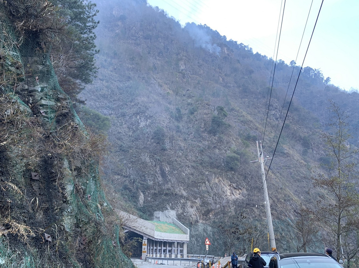 中橫便道山林火警，所幸未波及無珍貴林木。 東勢林管處/提供