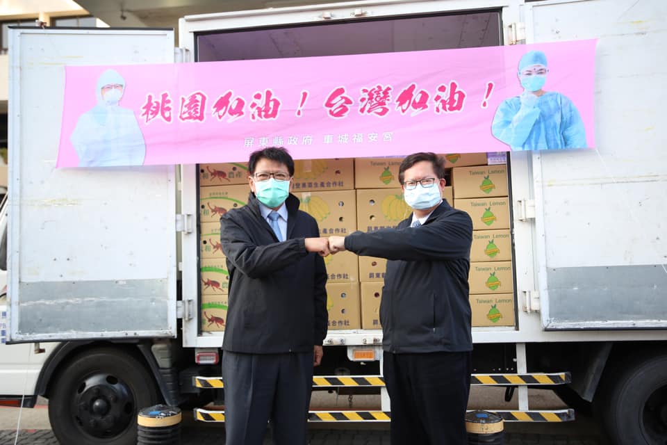 屏東縣長潘孟安贈送2貨車水果給桃園醫護，車城福安宮也贈送300萬防疫基金給防疫醫院。 圖:翻攝自潘孟安臉書