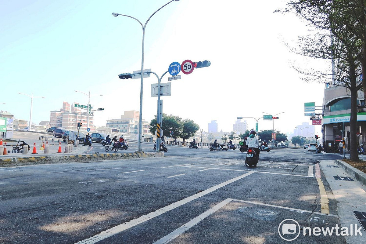 台南有許多路況繁雜的路口，用路人需格外留意自身安全。 圖：台南市議會提供