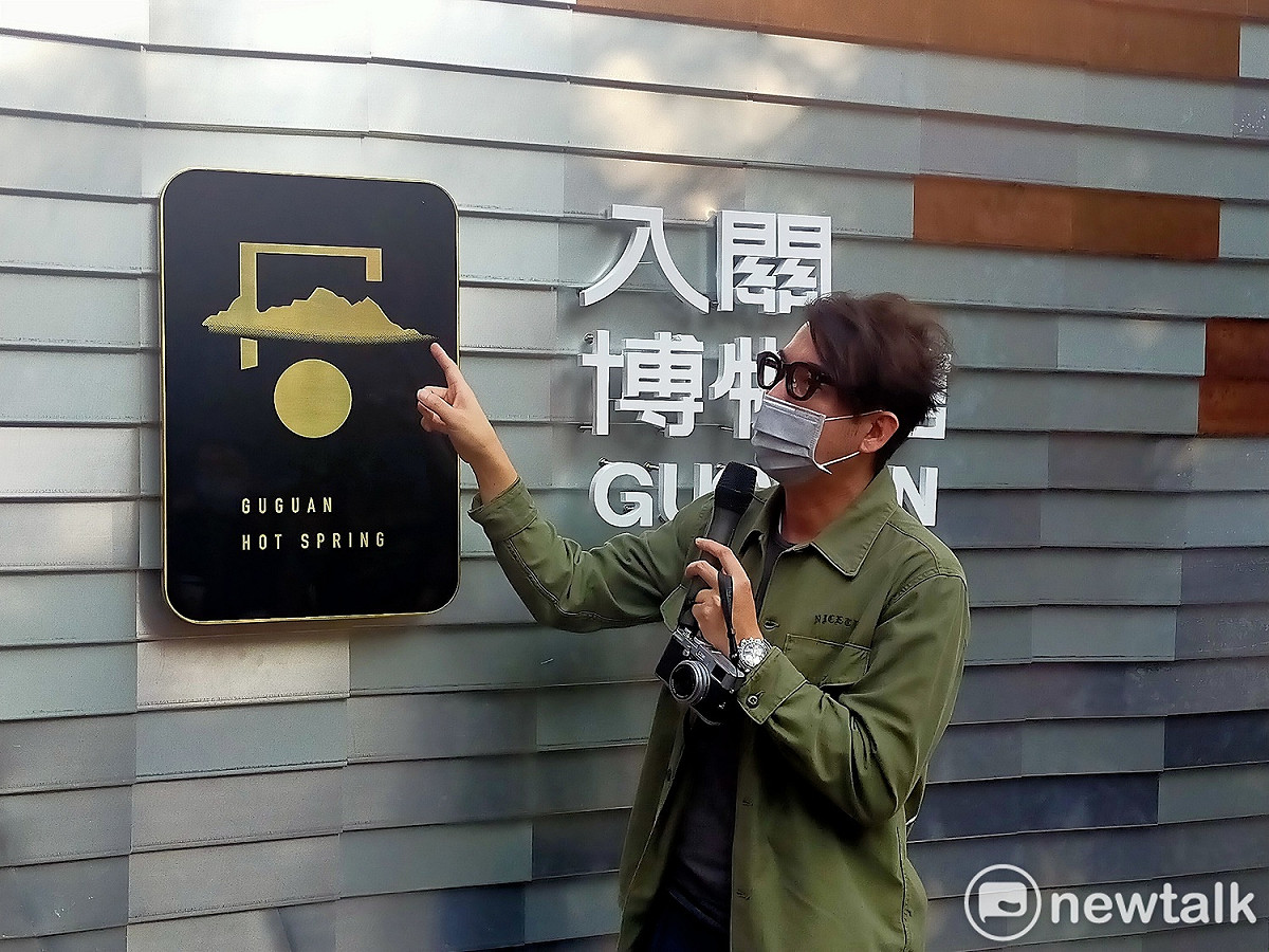 策展老師說明CI的設計概念。 唐復年/攝