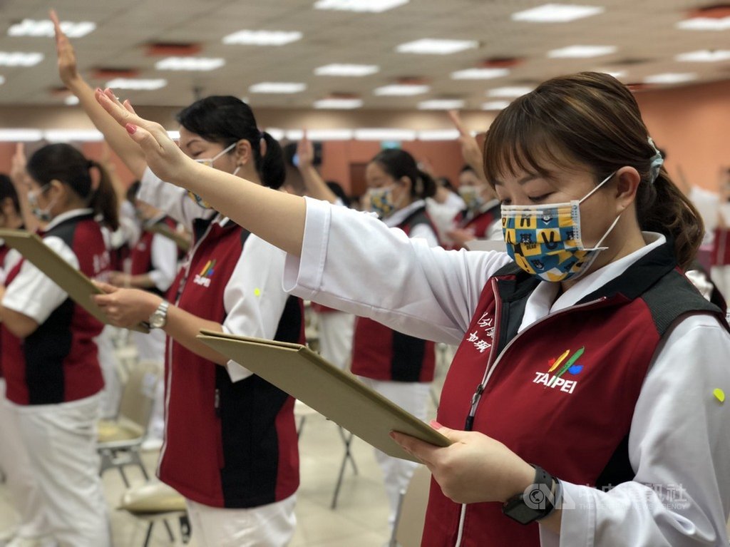 不畏疫情 退休醫護組志工隊關懷居家檢疫者