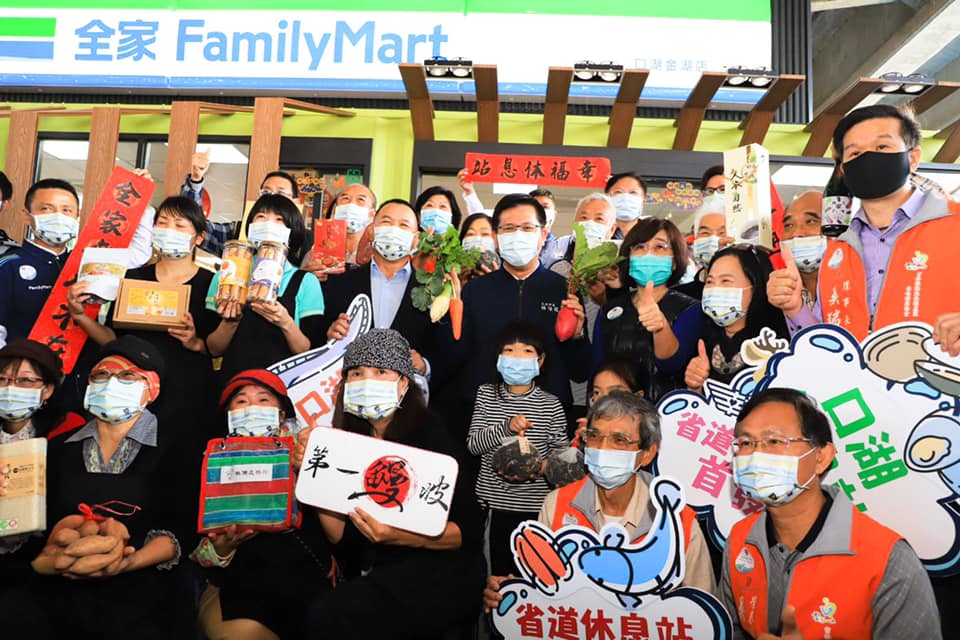 全台第一座省道休息站，台61線西濱快速道路雲林口湖站今天（7日）開幕啟用，交通部長林佳龍特別出席剪綵。 圖：翻攝自林佳龍臉書