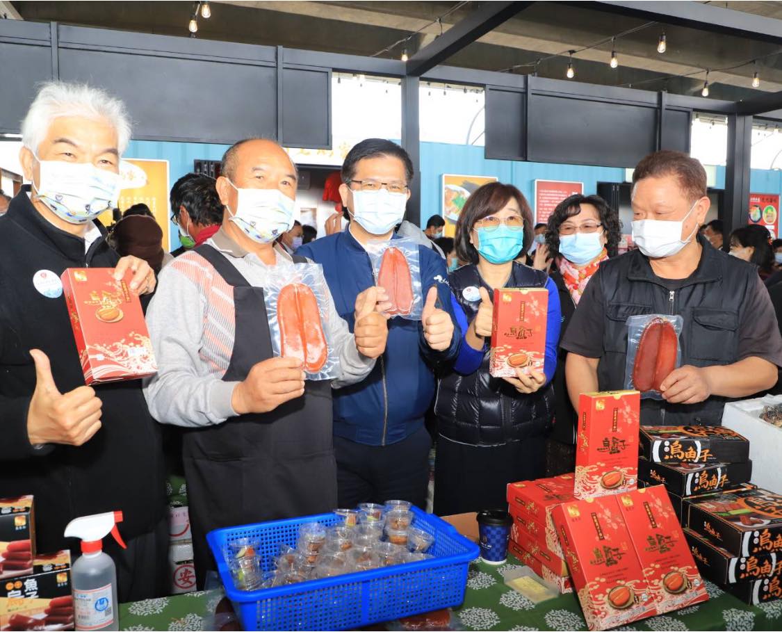 全台第一座省道休息站，今天（7日）開幕啟用，交通部長林佳龍特別出席剪綵，還化身一日農產推銷員。 圖：翻攝自林佳龍臉書