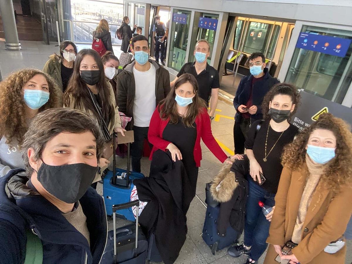 以色列外交部宣布，開始為駐外人員施打輝瑞武漢肺炎疫苗，第一批施打駐倫敦人員已經搭機返回英國。 圖：翻攝自以色列外交部