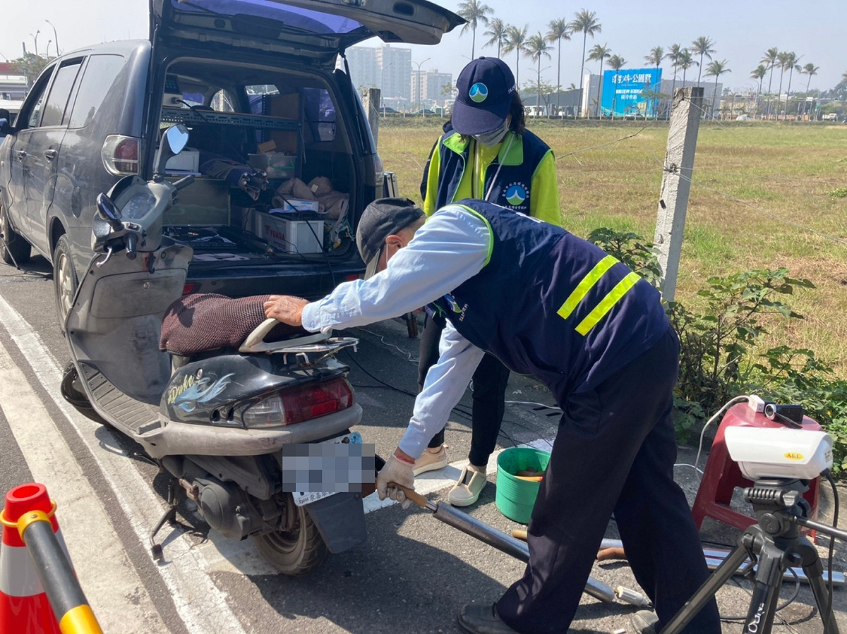 台南市環保局進行機車攔檢。 圖：環保署／提供