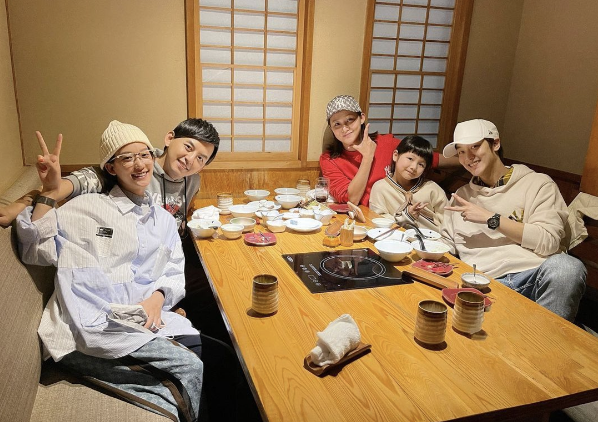那對夫妻與黃子佼、孟耿如聚餐。 圖：翻攝IG／那對夫妻