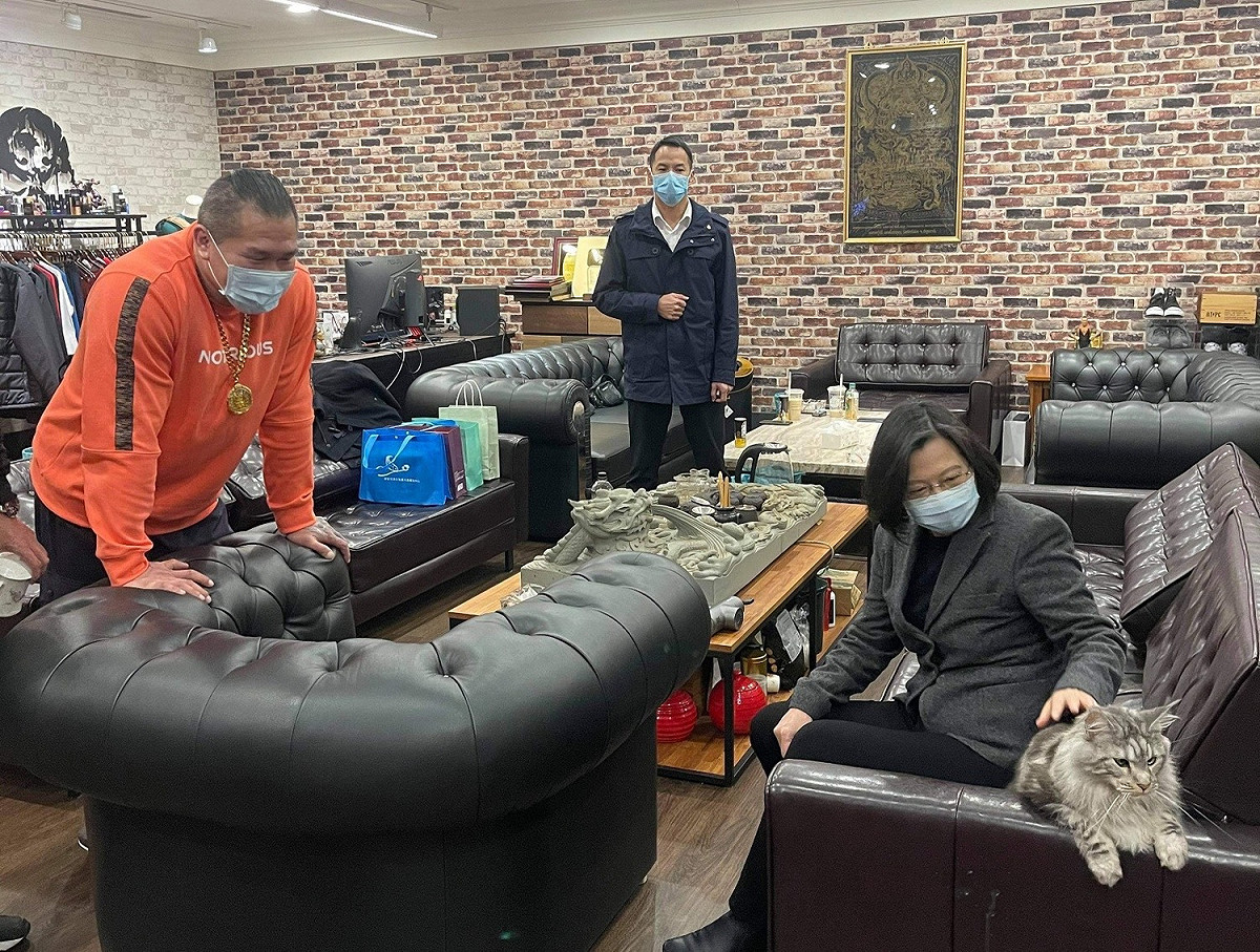 蔡英文與館長愛貓「rich」互動逗趣。 圖：飆捍臉書