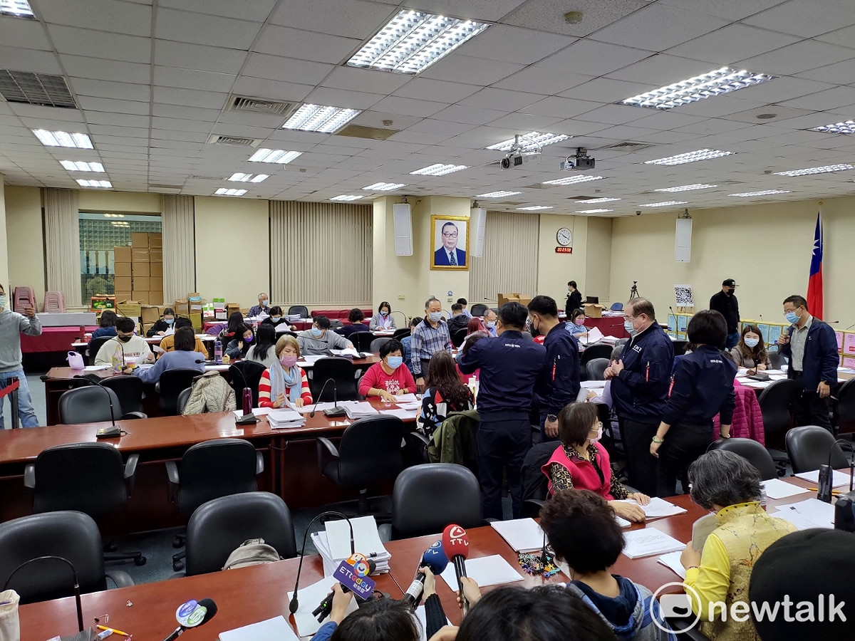 國民黨找來志工，在國民黨中央黨部逐一查對連署書的格式、資料填寫等內容。 圖：黃建豪/攝