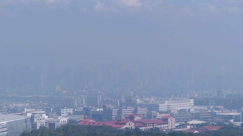 長期因空汙議題爭吵不休的台中，這兩日灰矇矇的天空，也成為外界關注的焦點。 圖：翻攝自蔡其昌臉書