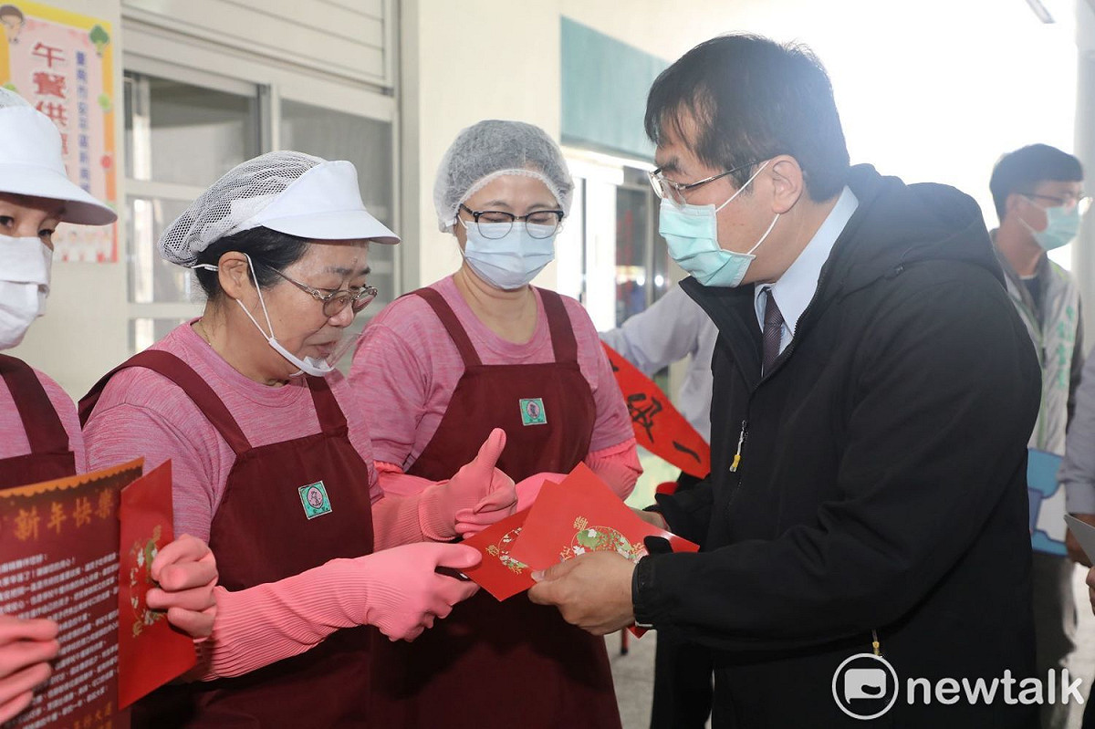 台南市長黃偉哲前往新南國小實地關心開學前學校廚房的整備工作，並致贈春節禮券予返校進行廚房環境打掃校廚們。 圖：黃博郎／攝