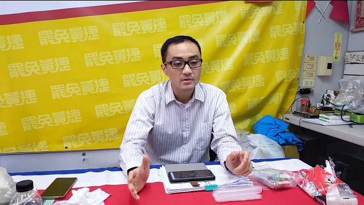 霸捷團體發言人徐尚賢今（8日）上午在臉書發布直播影片，表示自己至高雄市選委會告發黃捷涉嫌「違反選罷法」，請黃捷向社會大眾交代清楚。 圖：翻攝自罷免黃捷-鳳山清捷行動本部直播影片
