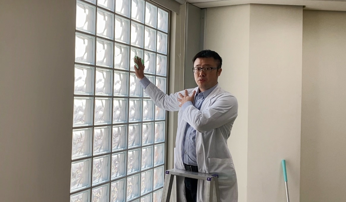 光田綜合醫院骨科醫師嚴可倫表示較高位置，建議使用小梯子減少肩膀高舉出力。 光田綜合醫院/提供
