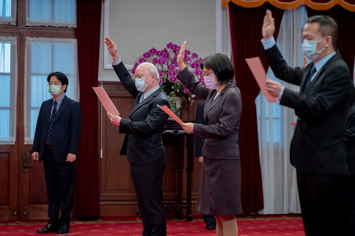 總統姊夫吳明鴻(左二）宣誓就認為最高行政法院院長 圖：總統府提供
