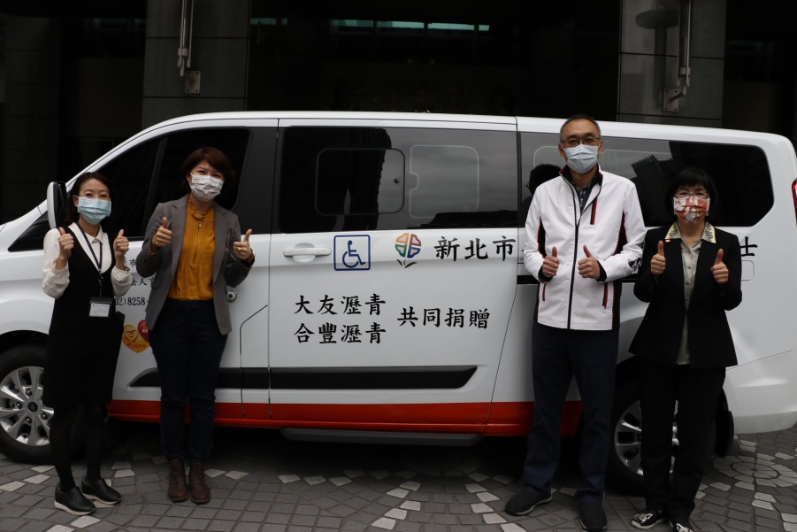 新北市議員白珮茹（左2）媒合在地瀝青公司捐贈復康巴士，右2為謝政達，右1為社會局長張錦麗，左1為交通局副局長林麗珠。 圖：新北市社會局提供