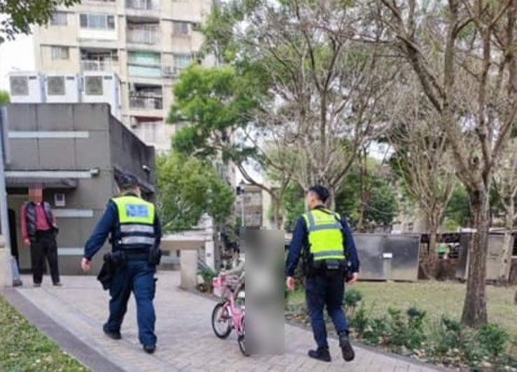 台北市文山區一名11歲女童6日到興隆公園玩耍，竟無故持木棍、石頭隨機攻擊其他孩童。 圖：翻攝臉書木柵社團