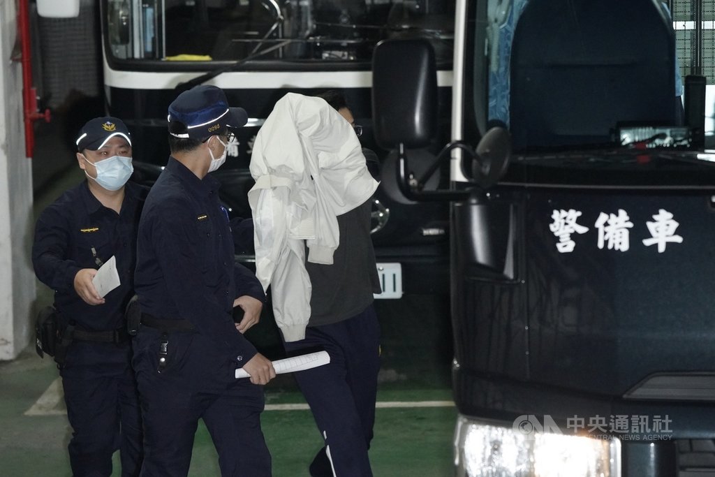 台北地檢署偵辦勞動部勞動基金案，8日起訴前勞動部勞動基金運用局國內投資組長游迺文（右）等人，台北地方法院8日召開移審庭，裁定游迺文繼續羈押禁見。 圖：中央社