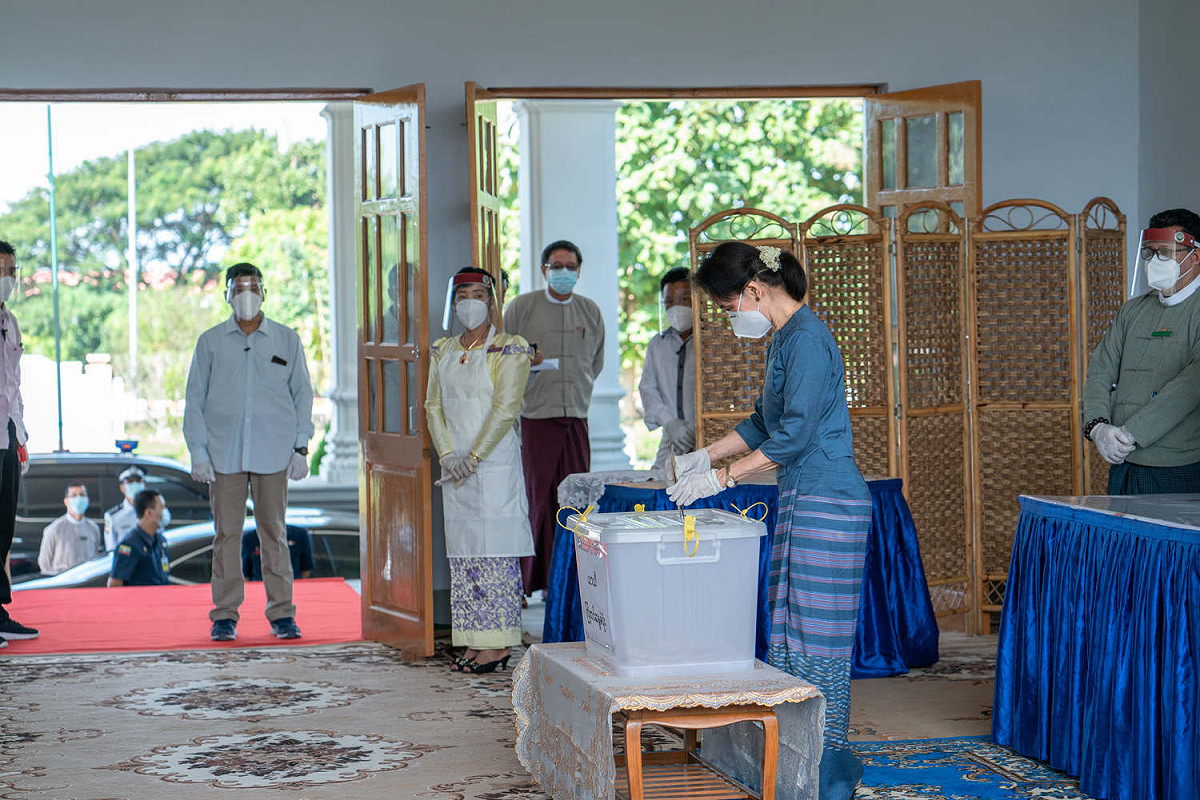緬甸國務資政翁山蘇姬（前）去年投票，她領導的「「全國民主聯盟」」贏得大選，卻被軍方指控舞弊，將她拘留。 圖：翻攝自緬甸全國民主聯盟主席臉書