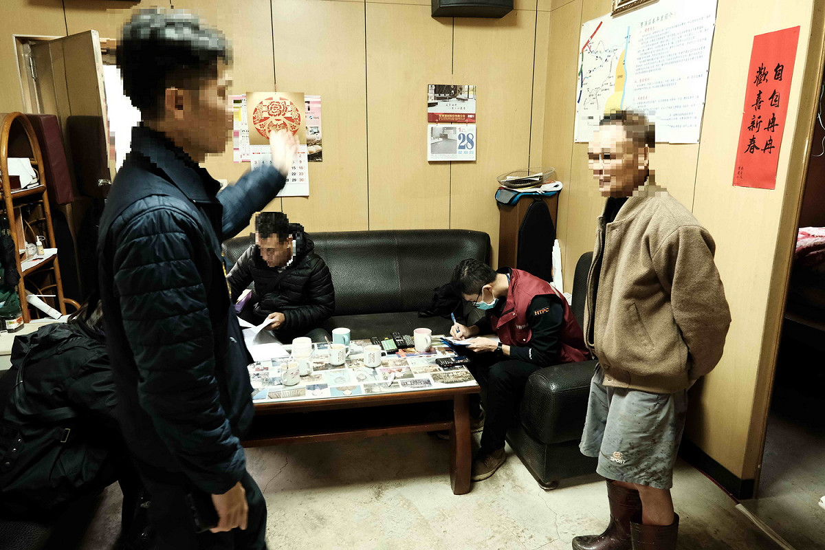 動保處人員、警察在現場稽查沈姓民眾（右）。 圖：新北市動保處提供
