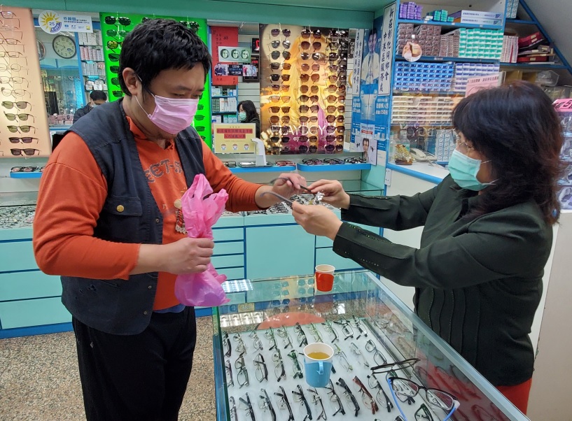 新北鐘錶眼鏡工會協助江家弟弟免費配鏡。 圖：新北市勞工局提供