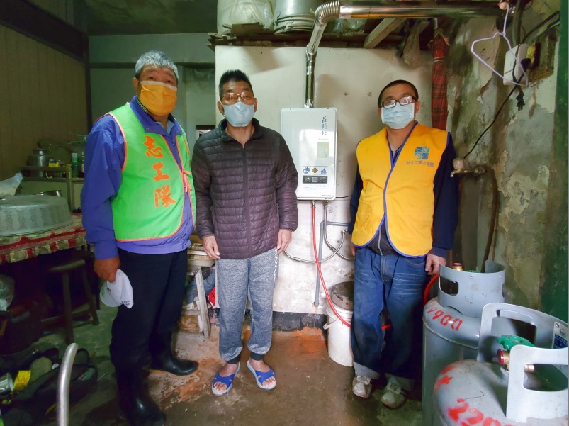 新北廚具爐具裝置運送工會代表協助蕭伯伯裝設熱水器與強制排氣系統。 圖：新北市勞工局提供