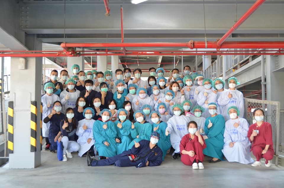 前進指揮所在衛福部立桃園醫院任務完成時，於停車場難得露出笑容大合照，還有醫師貴妃躺吸睛。 圖：翻攝自王必勝臉書