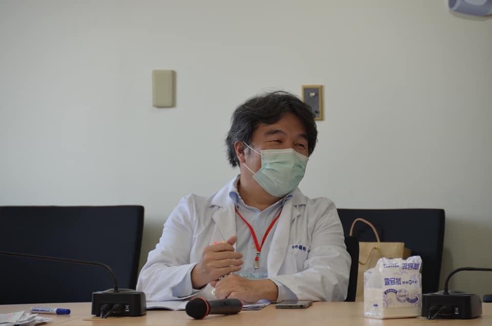 前進指揮所指揮官王必勝在進駐衛福部立桃園醫院後，連日辛勞白了頭，本來想去剪髮，卻引發兩派意見。 圖：翻攝自王必勝臉書