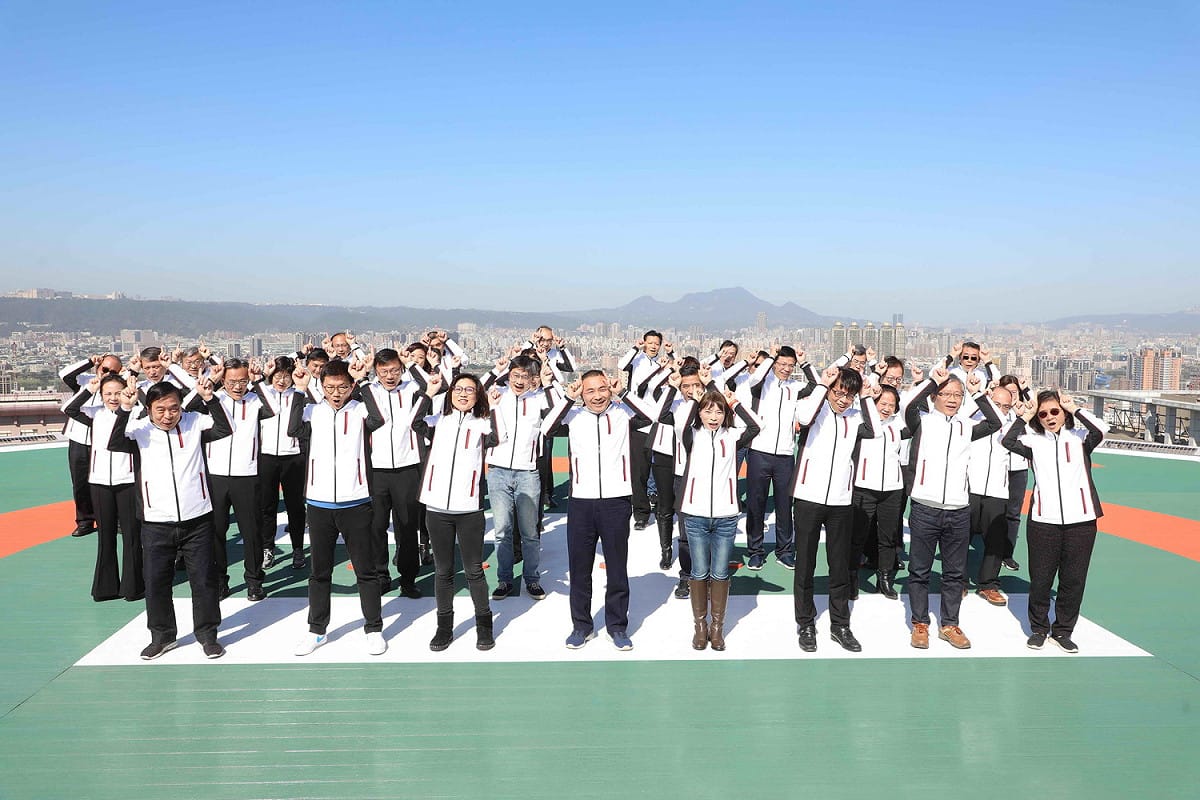 侯友宜再度率市府團隊拍賀歲MV，首登頂樓停機坪祝大家新年快樂「牛好日子」。 圖：新北市新聞局提供