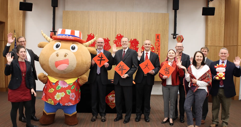 為祝台灣民眾新年快樂，美國在台協會（AIT）也特地錄製一支賀歲短片，祝福所有人在牛年「健康平安、萬事如意」。 圖：翻攝自美國在台協會（AIT）賀歲影片
