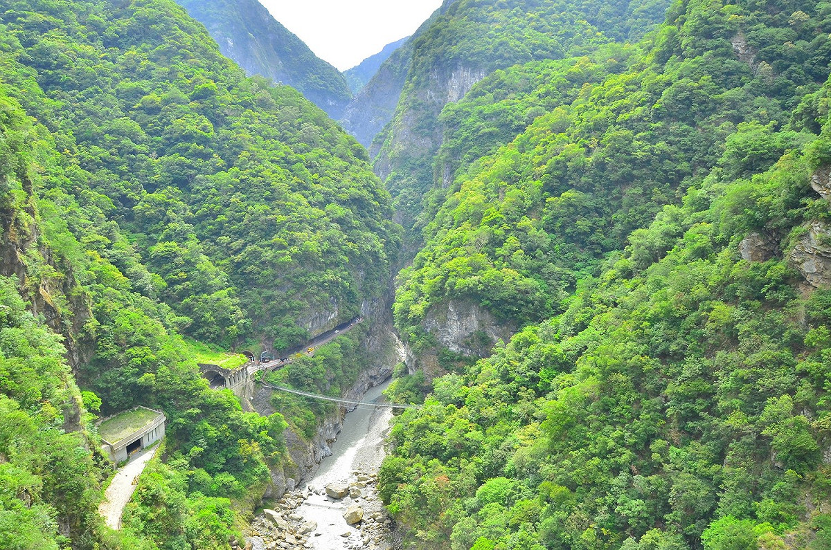 從山月吊橋俯瞰太魯閣立霧溪口峽谷。 圖：內政部提供