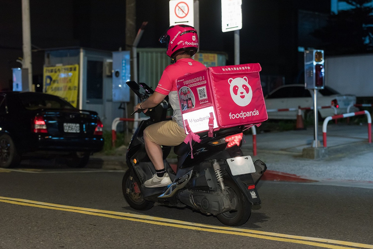 行政院消保處統計109年兩家線上外送平台foodpanda和Uber Eats消費申訴案件，合計總數共1,977件 圖：取自粉專「foodpanda」（示意圖）