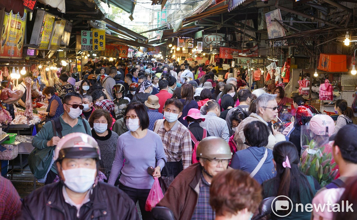 再過兩天就是辛丑牛年了，採購年貨的人潮將市場擠爆，民眾搶搶搶搶好貨，店家則是拼拼拼拼現金，市場充滿了年節氣氛，非常熱鬧！而受武漢肺炎疫情的影響，買年貨的民眾和店家也都戴上口罩，共同防疫過好年。 圖：張良一/攝