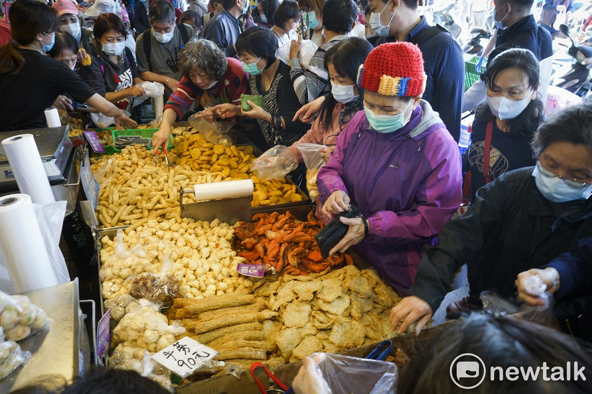 市民們輸人不輸陣，在攤子前搶紅燒鰻、天婦羅、牛蒡.....。 圖：張良一/攝