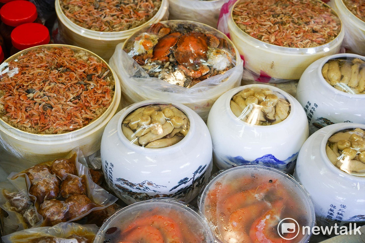 市場裡也有一些現成的佛跳牆、紅蟳米糕、櫻花蝦米糕和紅燒獅子頭，帶回家加熱，輕鬆又方便。 圖：張良一/攝