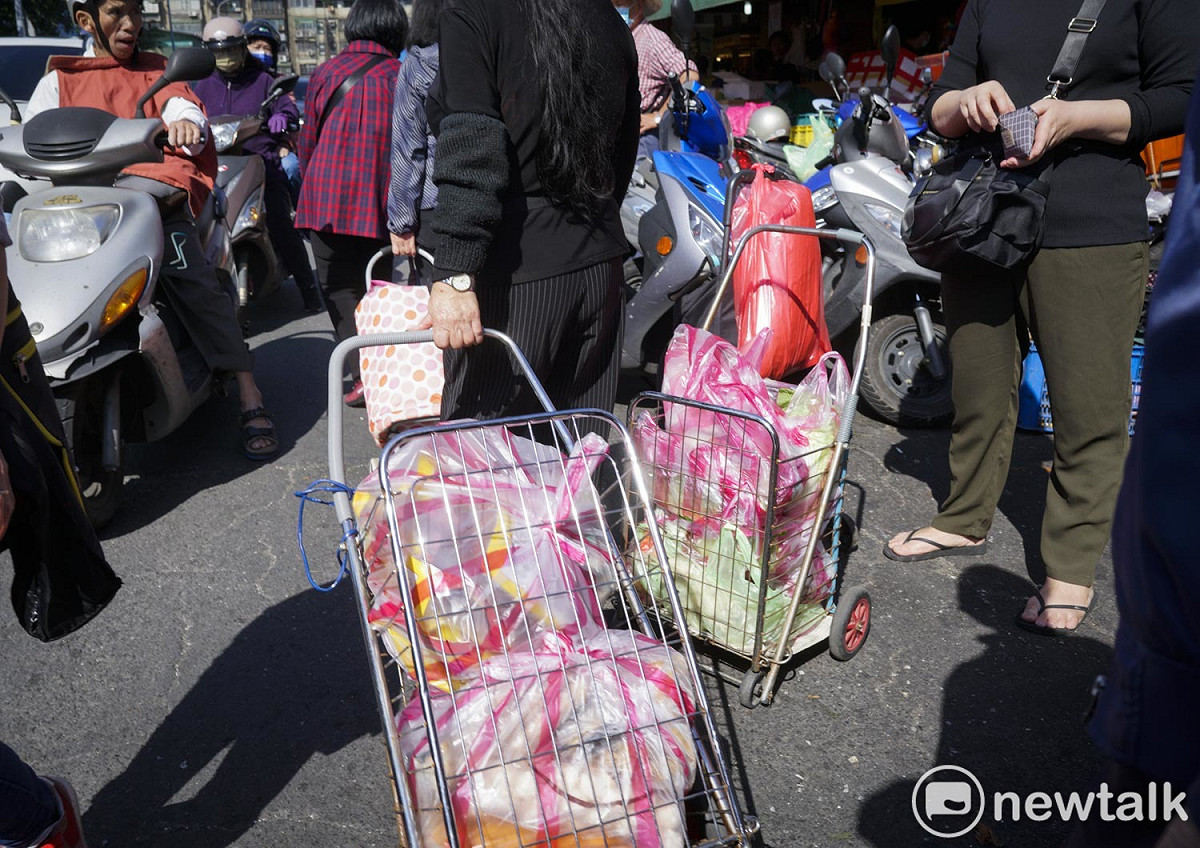 過年前市場擠滿採購年貨的人潮，走一趟，不夠再跑兩趟、三趟就是要把過年要吃的年夜飯買全備齊，讓全家老小吃得開開心心過個好年。 圖：張良一/攝