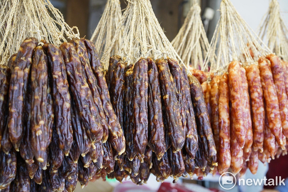 臘腸也是過年的必備美食，粉蒸芋頭臘腸、臘味飯、臘腸炒荷蘭豆、芹菜炒臘腸，臘腸油亮、蔬菜清脆。均衡又營養。 圖：張良一/攝