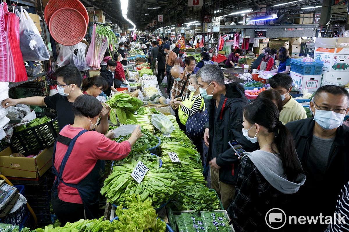 北農一市蔬菜零批場擠滿了買菜人潮。 圖：張良一/攝