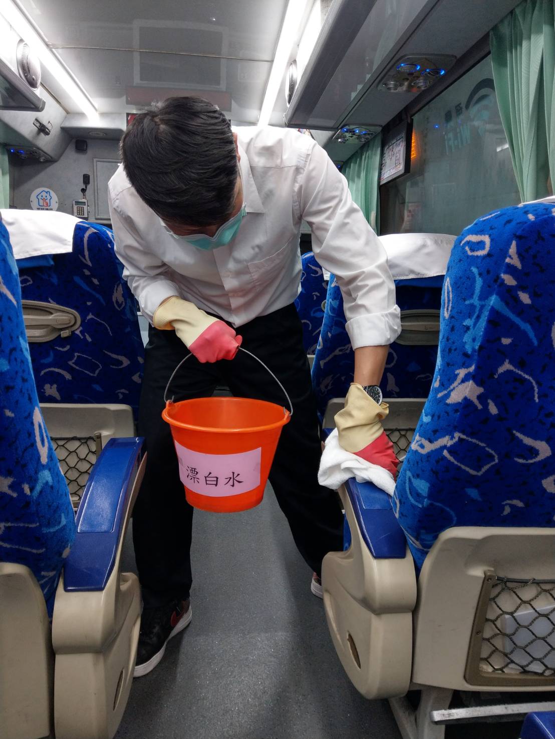 首都、臺北客運配合防疫，車廂都密集消毒。 圖：首都客運提供