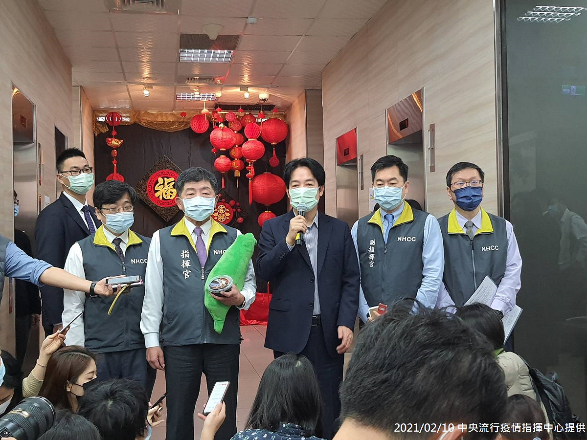 副總統賴清德今日親臨指揮中心慰勉防疫團隊，他還特別送上富有含意的龜苓膏及台灣枕頭，希望「疫情歸零」大家可以「高枕無憂」。 圖：中央疫情指揮中心／提供