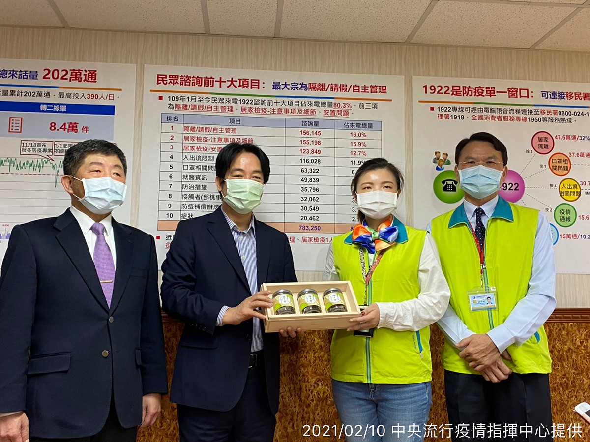 賴清德（左２）與陳時中（左１）今日來到1922客服中心辦公室，贈送喉糖慰勉工作人員不分日夜線上服務民眾。 圖：中央疫情指揮中心／提供