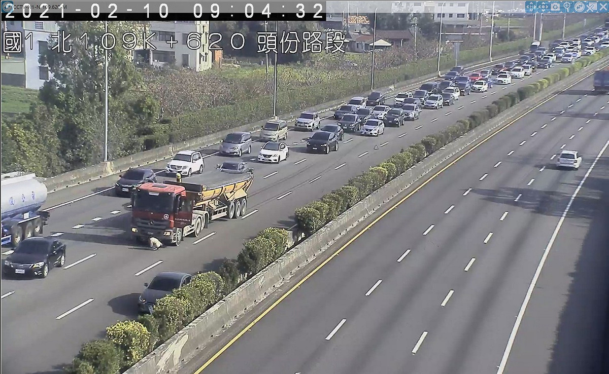 國1南下109.6K中內車道1大貨車及1小客車追撞事故，回堵4公里。 圖：高公局／提供