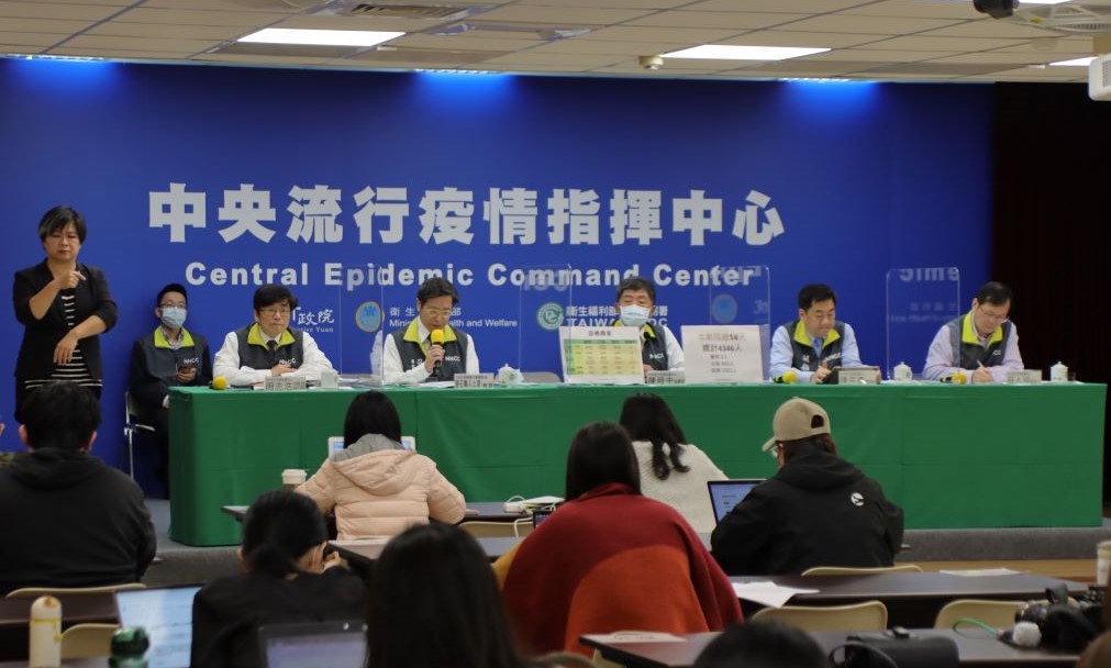對於昨日提到總統蔡英文若要接種疫苗不會讓她選廠牌，疫情指揮中心指揮官陳時中今在記者會中解釋，打疫苗，大家都是一樣的，是以生理上的因素去考慮，而非心理因素來做自由選擇。 圖：中央疫情指揮中心／提供