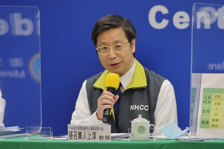 指揮中心專家諮詢小組召集人張上淳今天表示，台灣社區很安全，民眾不過度擔心，僅需落實手部消毒即可。 圖：疫情指揮中心/提供