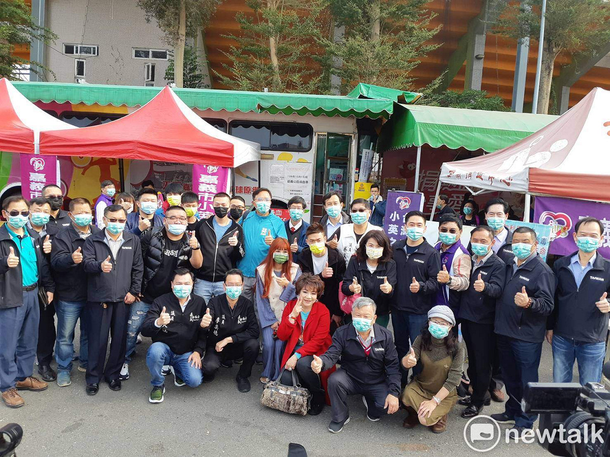 黃俊森（前排蹲右二）明確表態支持小英總統，圖為他參加嘉義市小英之友會活動照片。 圖：蔡坤龍/攝