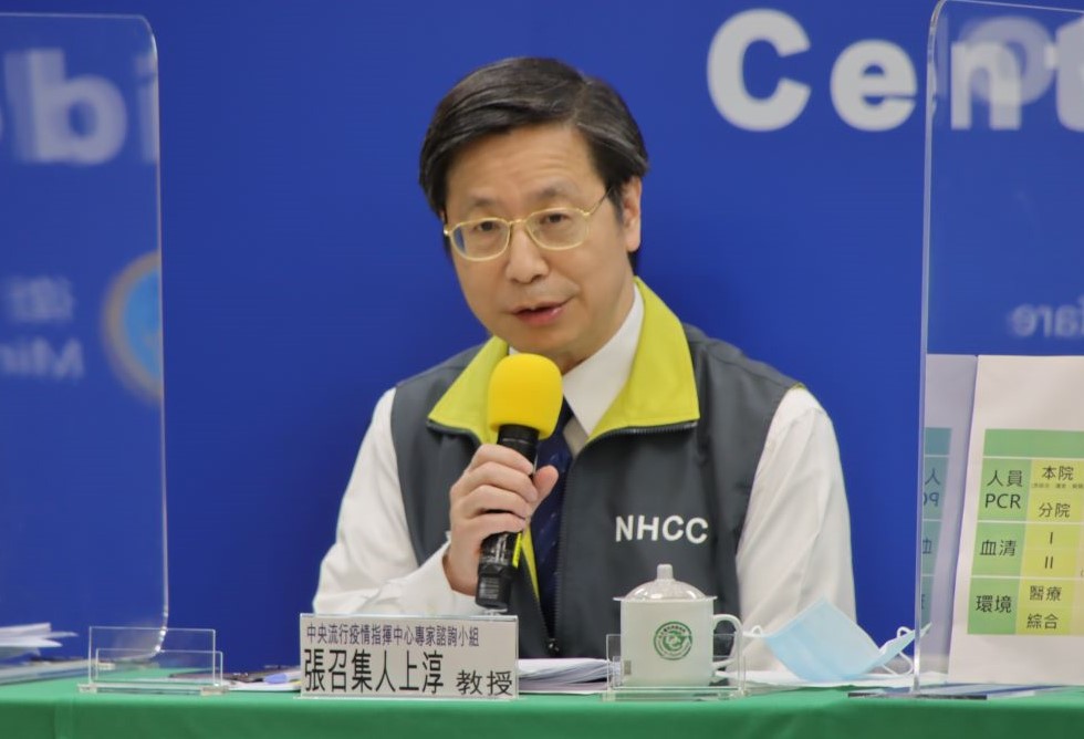 針對緬甸台商在今年1月因確診住院治療，但出院後卻又出現呼吸困難等症狀，且目前體內病毒數相當高，疫情指揮中心專家張上淳表示，個案病情很不尋常，目前插管使用呼吸器，病情危急。 圖：中央流行疫情指揮中心/提供