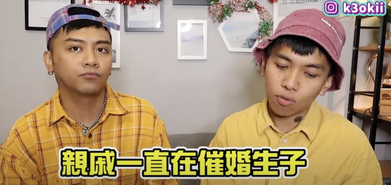 薛薛(左)與阿拉斯(右)講述過年遇到的事。 圖：翻攝Youtube／布萊克薛薛