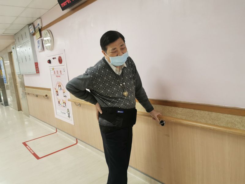 台北醫院復健科主任吳政哲表示，長時間久坐未變化換姿勢，易出現肩膀與腰部疼痛、下背痛，甚至痠麻及引發肌肉筋膜發炎。 圖／情境照，衛生福利部部立台北醫院提供